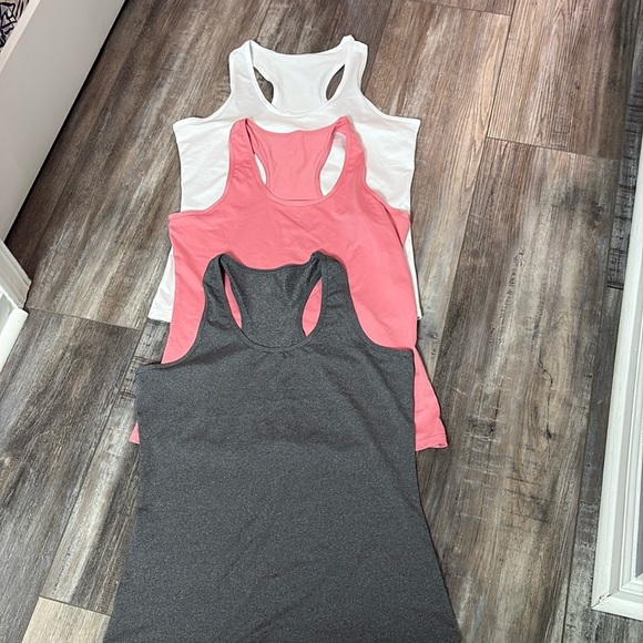 Tealeo Bundle of 3 1 pink ,gray and white racerback tanks size medium - Picture 1 of 6